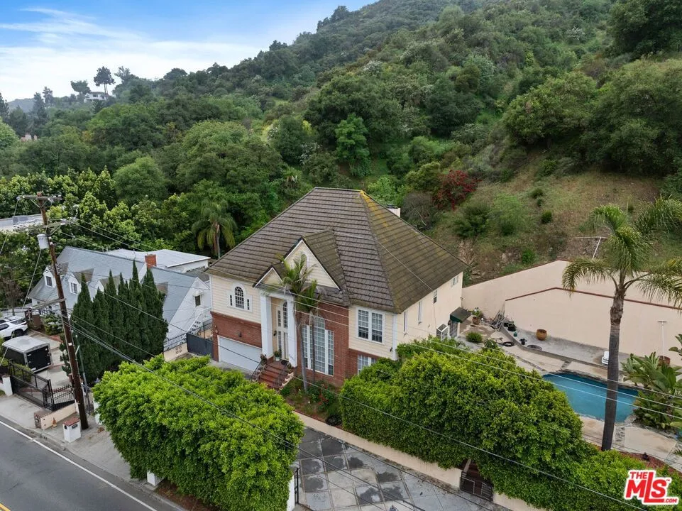 2431 Benedict Canyon Drive, Beverly Hills, California 90210 home-pic-58