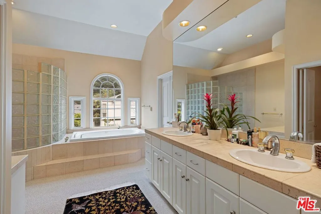 2431 Benedict Canyon Drive, Beverly Hills, California 90210 home-pic-38