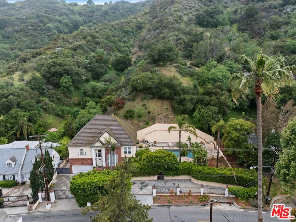 2431 Benedict Canyon Drive, Beverly Hills, California 90210 home-pic-59