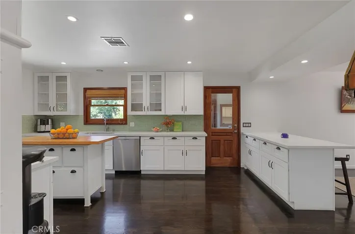5866 Varna Avenue, Valley Glen, California 91401