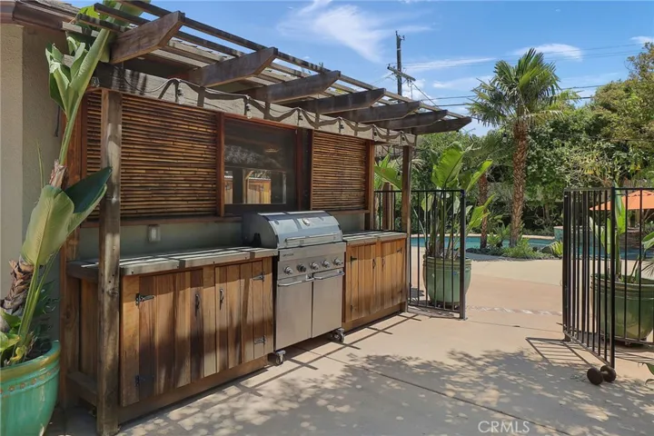 5866 Varna Avenue, Valley Glen, California 91401