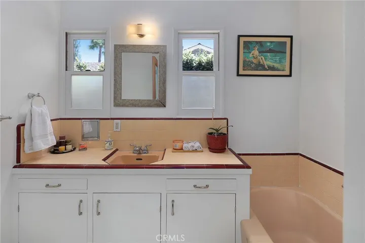 5866 Varna Avenue, Valley Glen, California 91401