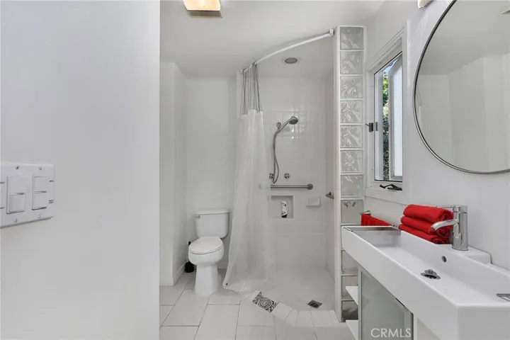 5866 Varna Avenue, Valley Glen, California 91401