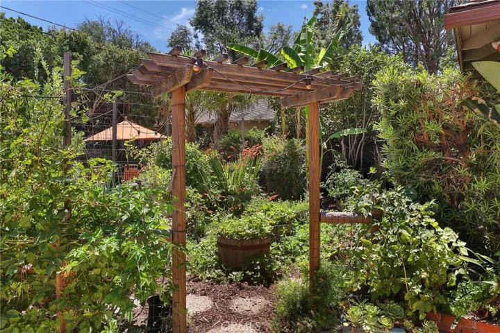5866 Varna Avenue, Valley Glen, California 91401