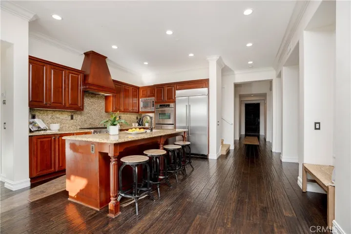 Kitchen with Iing.