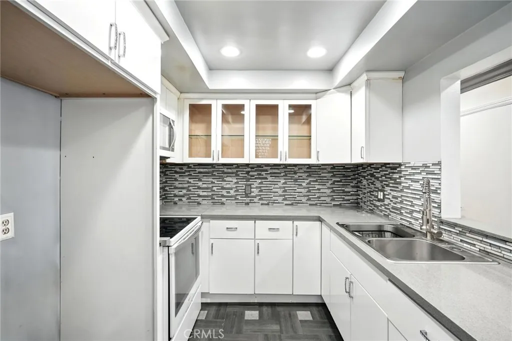 12720 Burbank Boulevard 121, Valley Village, California 91607 home-pic-8