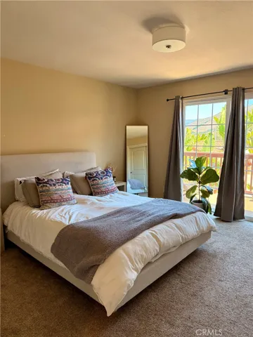 bedroom w/balcony