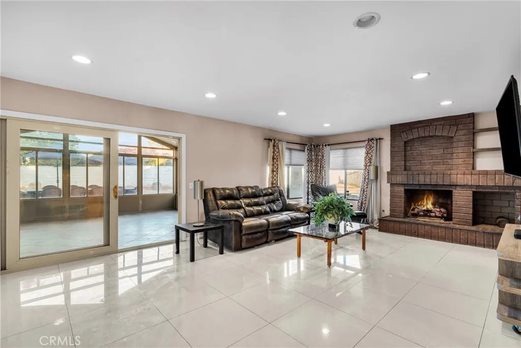 1549 Hillcrest Drive, Pomona, California 91768 home-pic-14