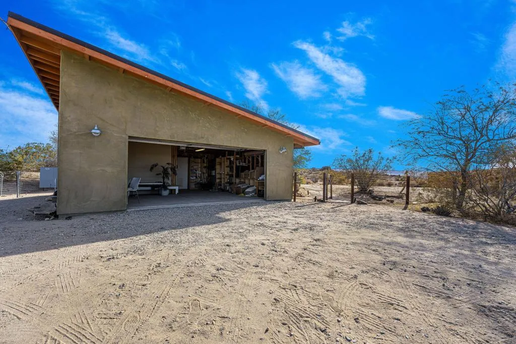 1776 Sunview Avenue, Joshua Tree, California 92252 home-pic-10