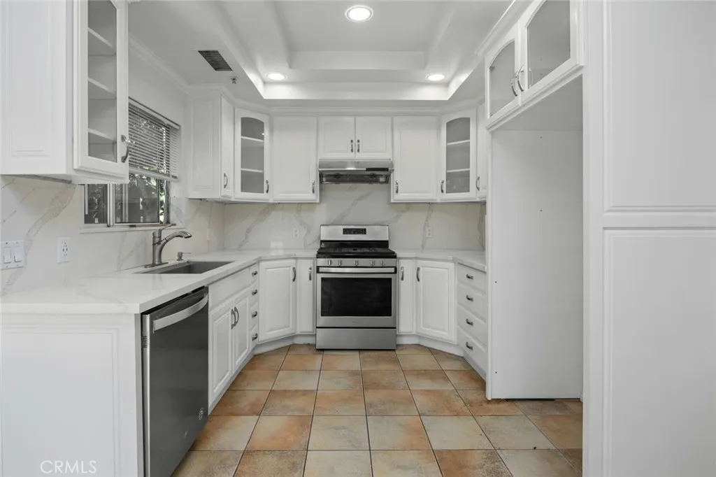 7527 Tampa Avenue 1, Reseda, California 91335 home-pic-6