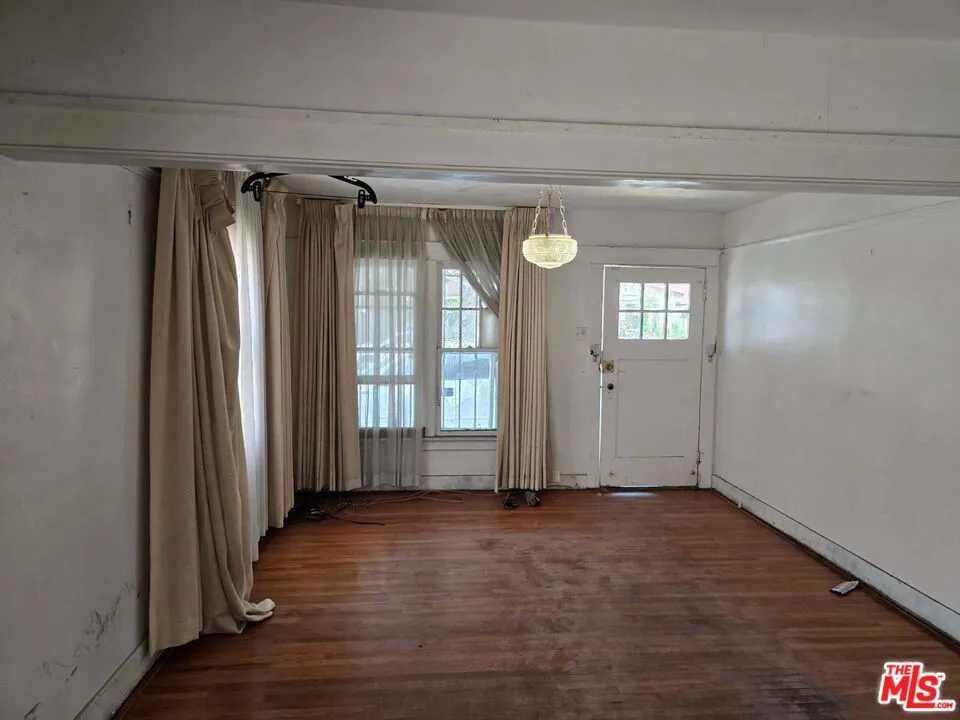 744 E 74th Street, Los Angeles, California 90001 home-pic-2