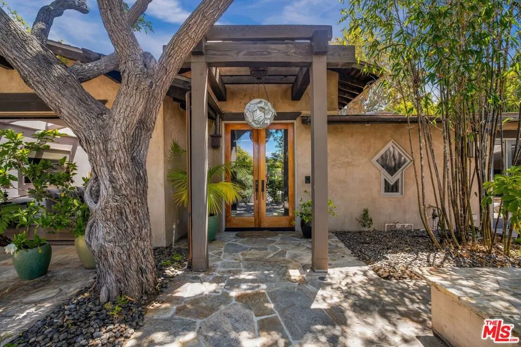 1424 Oriole Drive, Los Angeles, California 90069, 4 Bedrooms Bedrooms, ,5 BathroomsBathrooms,Residential,For Sale,Oriole,25561549