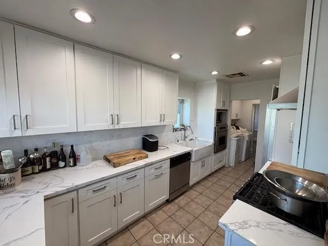 13600 Sylvan Street, Valley Glen, California 91401 home-pic-2