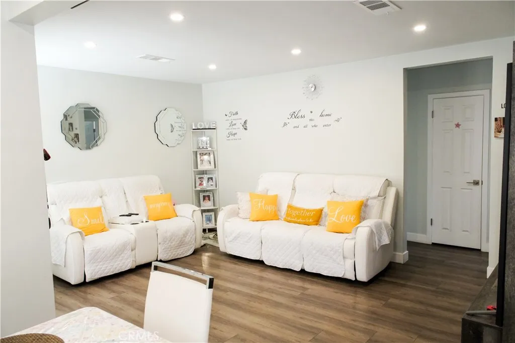 8118 Gentry Avenue, North Hollywood, California 91605 home-pic-16