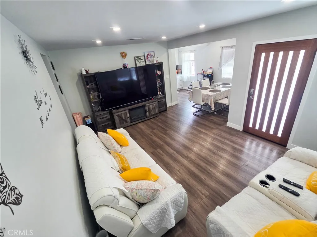 8118 Gentry Avenue, North Hollywood, California 91605 home-pic-17