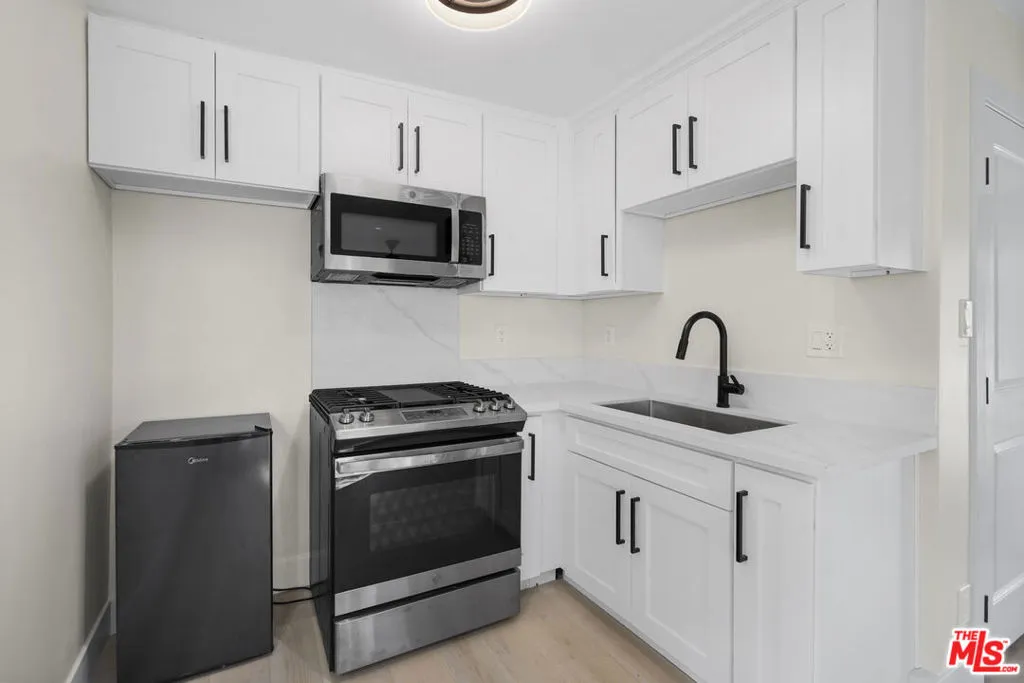 3319 Floyd Terrace, Los Angeles, California 90068 home-pic-42