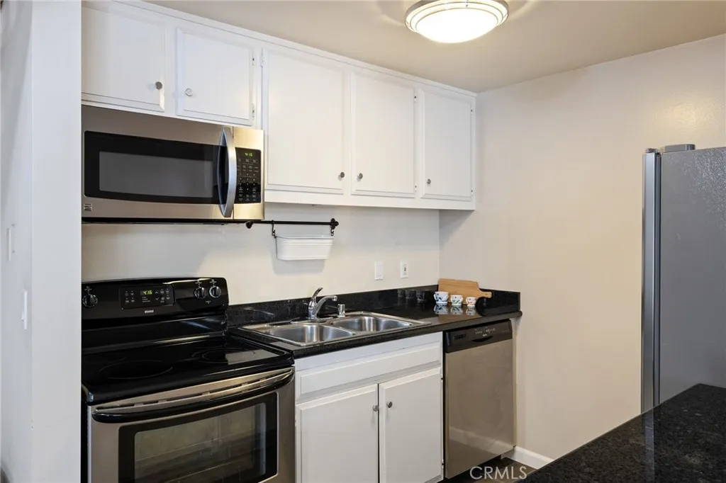 603 S Prospect Avenue 305, Redondo Beach, California 90277 home-pic-5