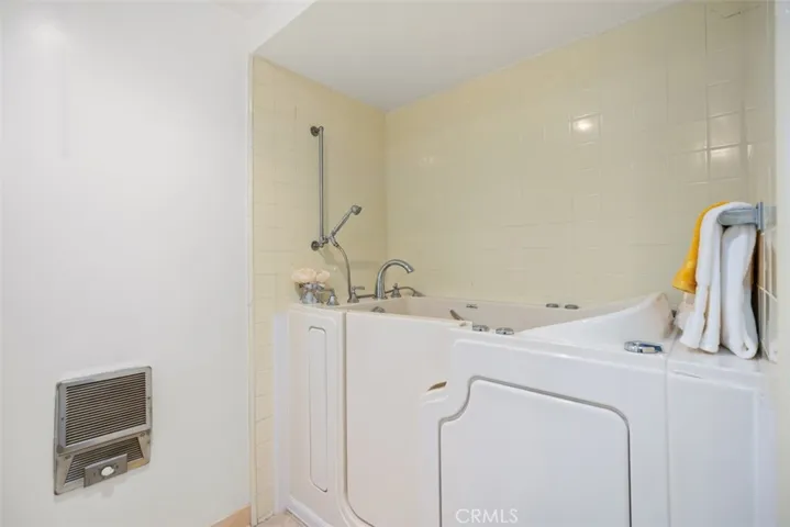 Main bathroom with walkin bathtub