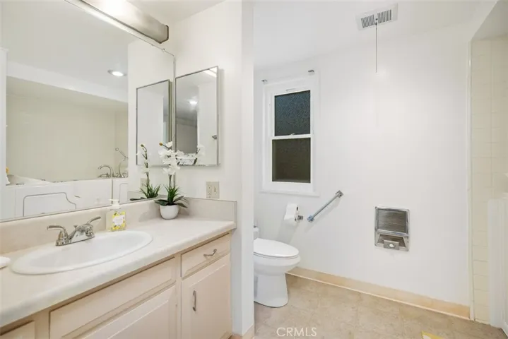 Main bathroom with laundry in the closet