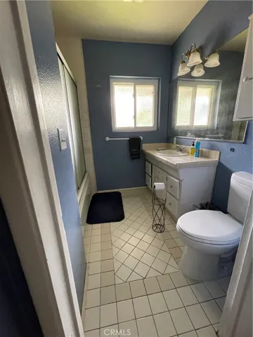Hall bathroom with jetted tub