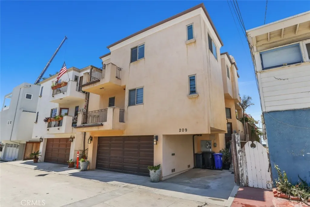 209 Crest Drive, Manhattan Beach, California 90266, 3 Bedrooms Bedrooms, ,4 BathroomsBathrooms,Residential Lease,For Rent,Crest,OC25156101