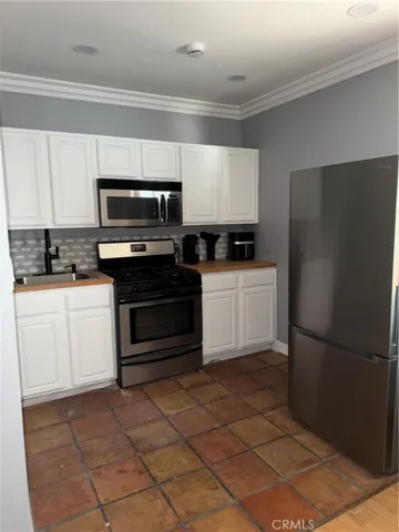 9031 Phyllis Avenue 6, West Hollywood, California 90069