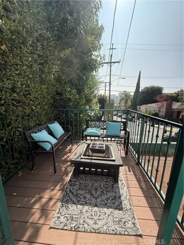 9031 Phyllis Avenue 6, West Hollywood, California 90069