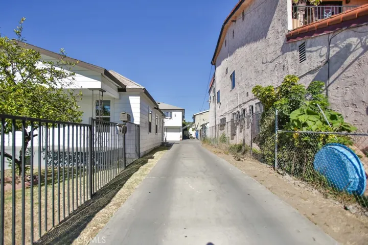 Long driveway for you to park in your own garage in the back