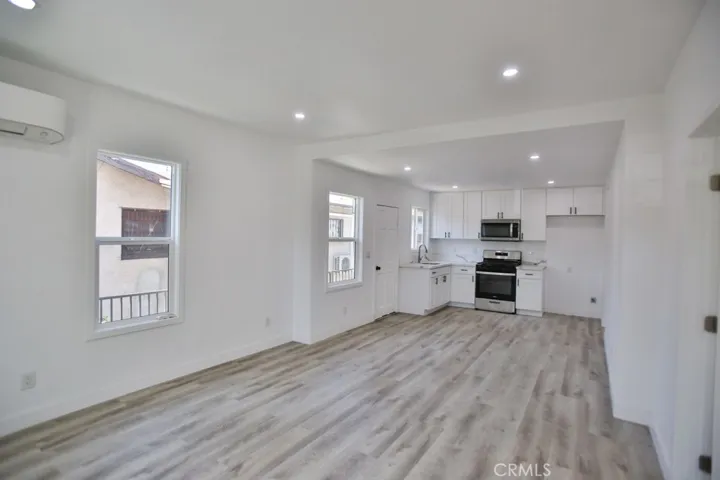 Front unit with open layout from the living room to the kitchen area