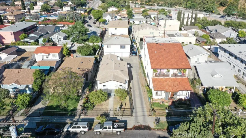 Huge long lot and potential to build ADU to make it 4 units