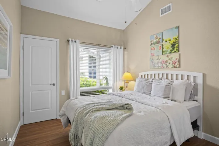 15-web-or-mls-UpmarketMedia_1424Z-30