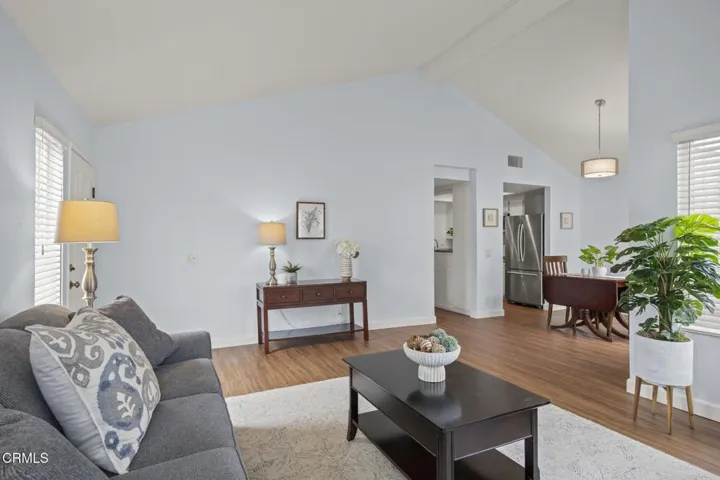 9-web-or-mls-UpmarketMedia_1424Z-12