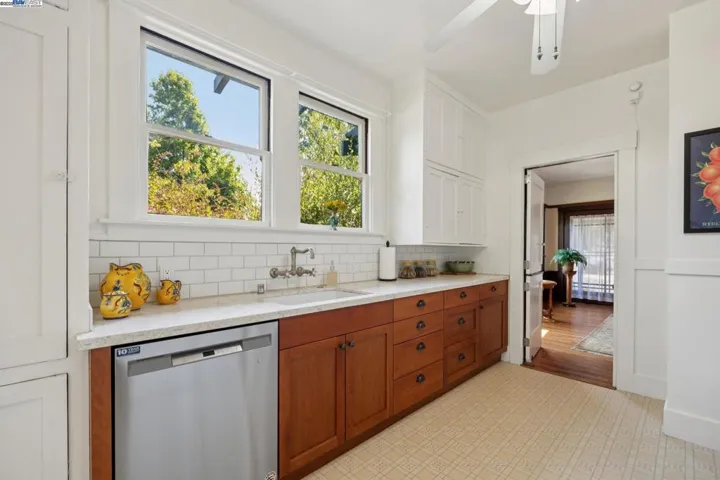 1300 Regent St, Alameda, California 94501