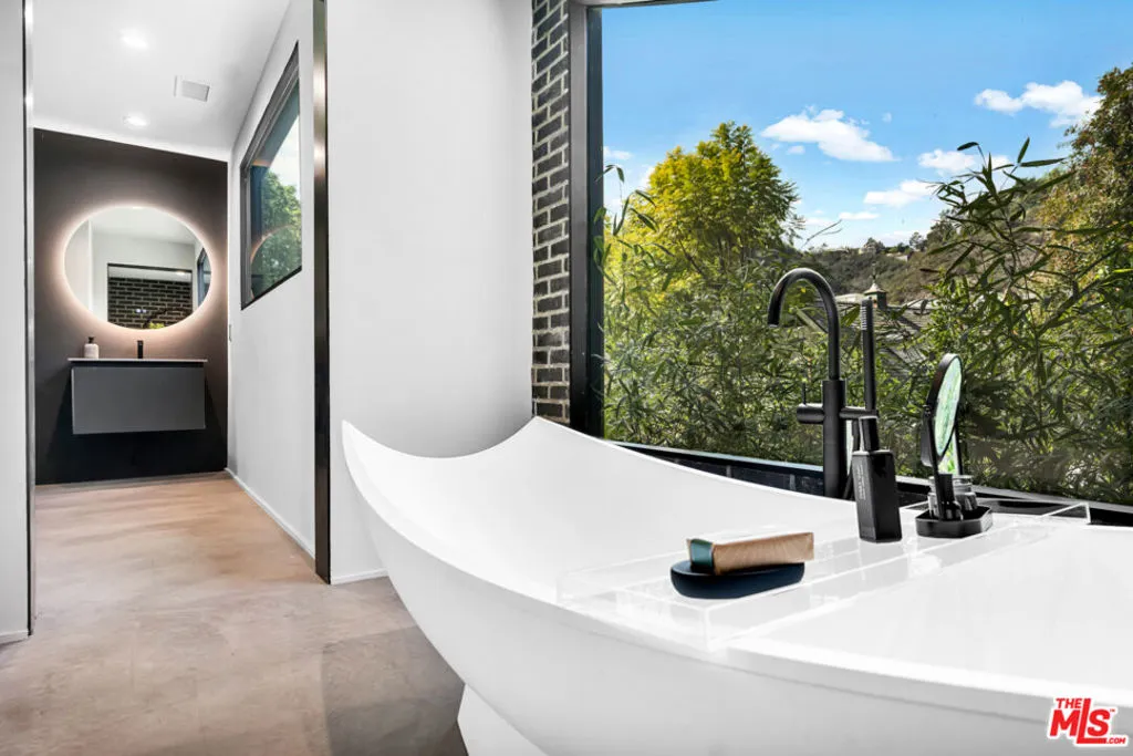 10560 Dolcedo Way, Bel Air, California 90077 home-pic-33