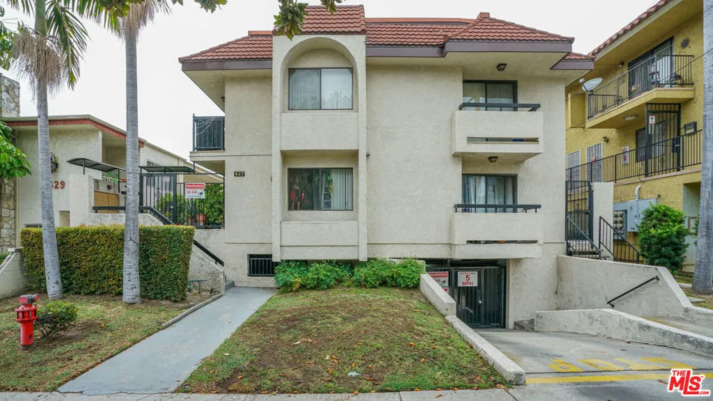 427 Lincoln Avenue, Glendale, California 91205, 23 Bedrooms Bedrooms, ,22 BathroomsBathrooms,Residential Income,For Sale,Lincoln,25563101