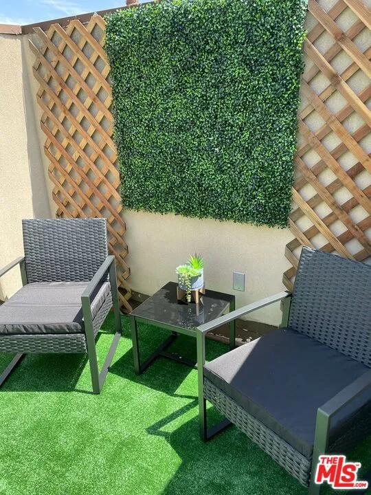 3401 Barham Boulevard 3, Los Angeles, California 90068 home-pic-16