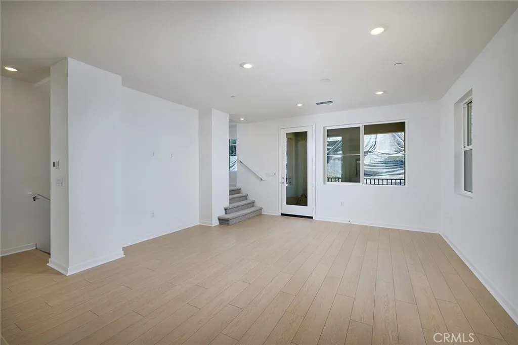 6045 Fairfax Drive, Eastvale, California 92880 home-pic-3