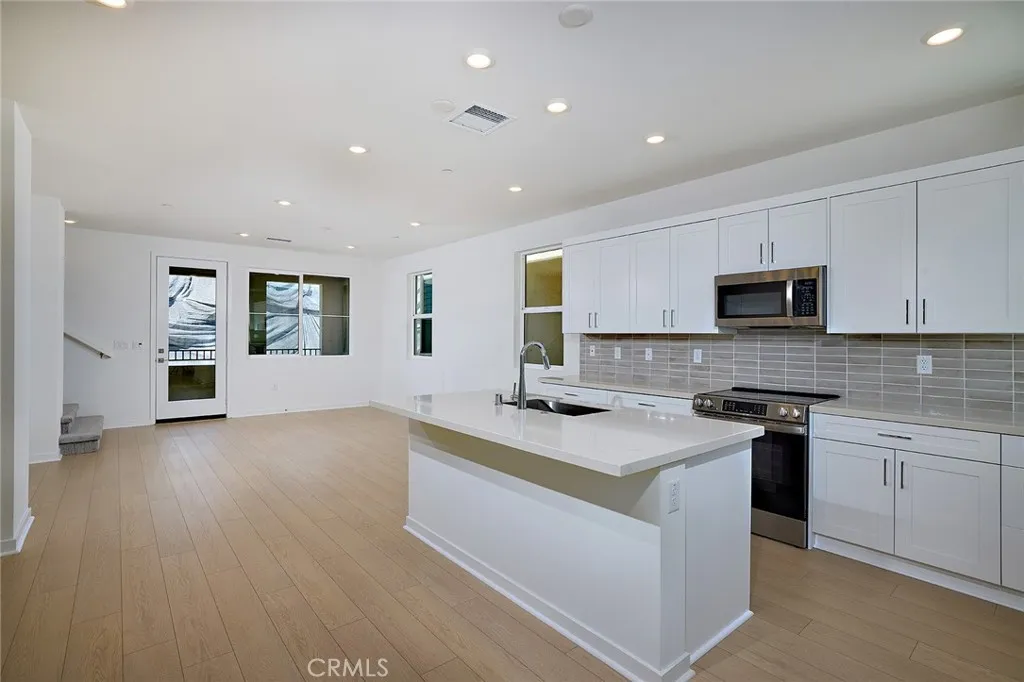 6045 Fairfax Drive, Eastvale, California 92880 home-pic-9
