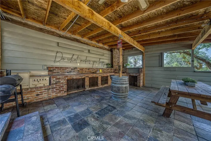 Outdoor kitchen area