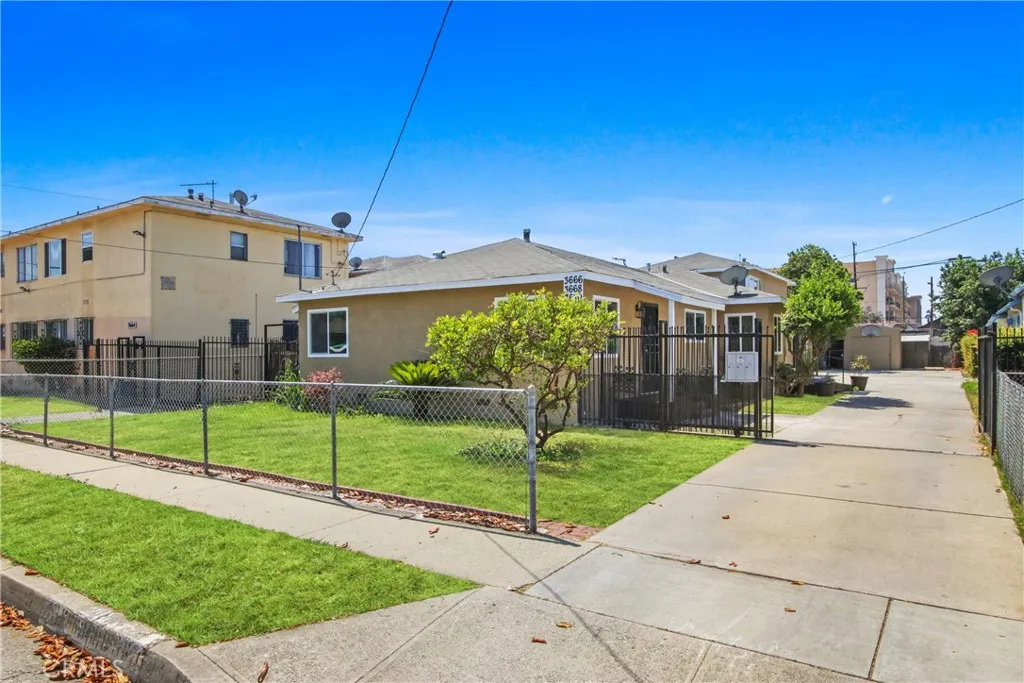 3666 W 113th Street, Inglewood, California 90303, 2 Bedrooms Bedrooms, ,1 BathroomBathrooms,Residential Lease,For Rent,113th,PW25155210