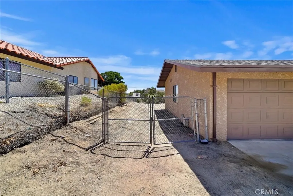 7575 Whitney Avenue, Yucca Valley, California 92284 home-pic-12