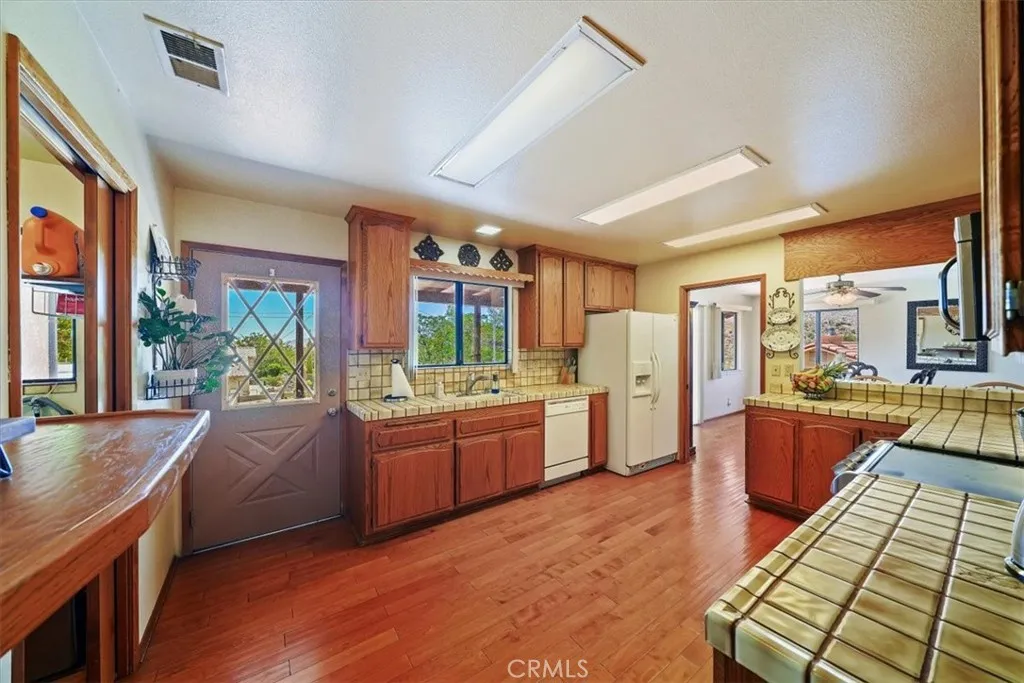 7575 Whitney Avenue, Yucca Valley, California 92284 home-pic-37