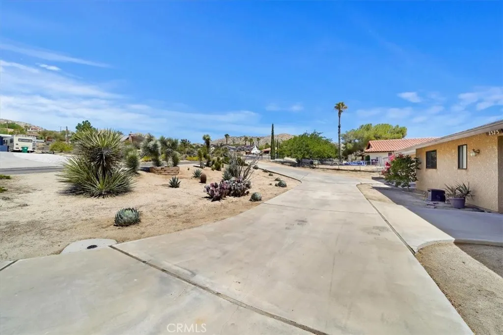 7575 Whitney Avenue, Yucca Valley, California 92284 home-pic-17