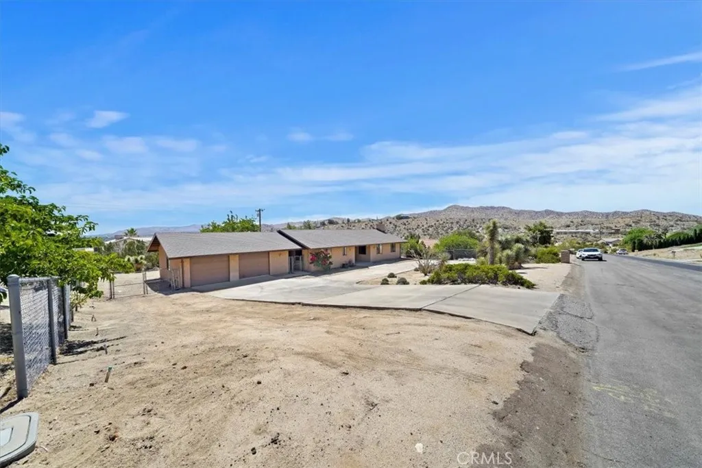 7575 Whitney Avenue, Yucca Valley, California 92284 home-pic-9