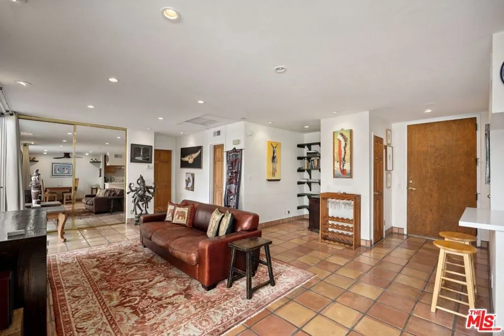 100 S Doheny Drive 214, Los Angeles, California 90048 home-pic-1