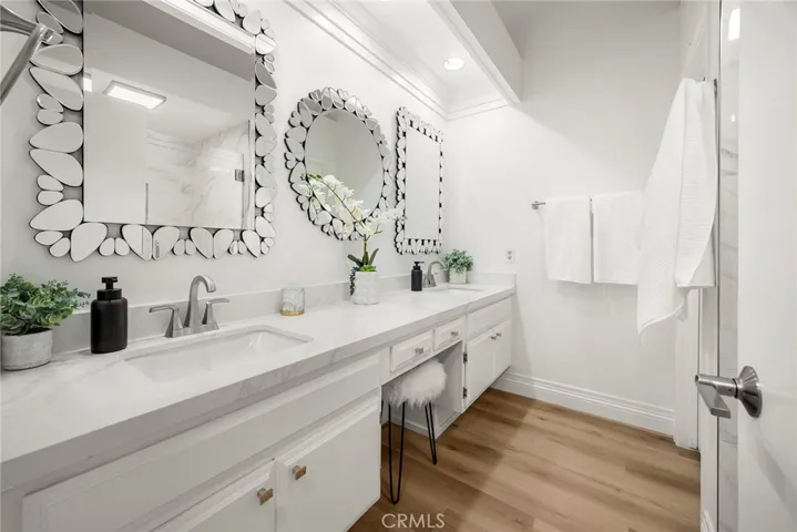 Primary bath, dual sinks and vianity.