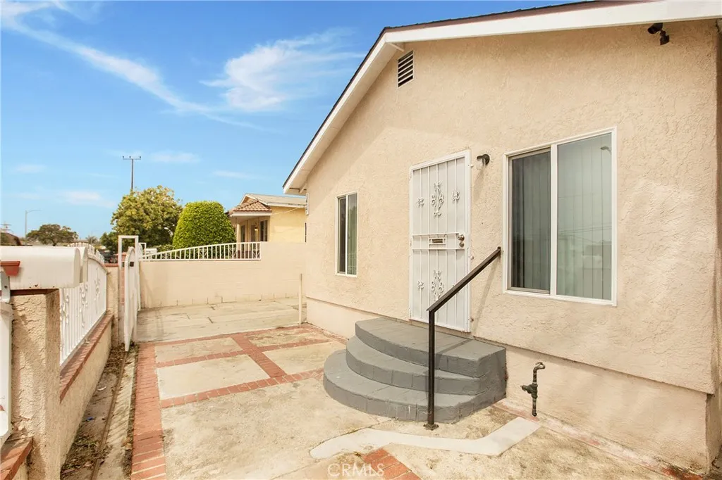 1435 E Colon St, Wilmington, California 90744 home-pic-12