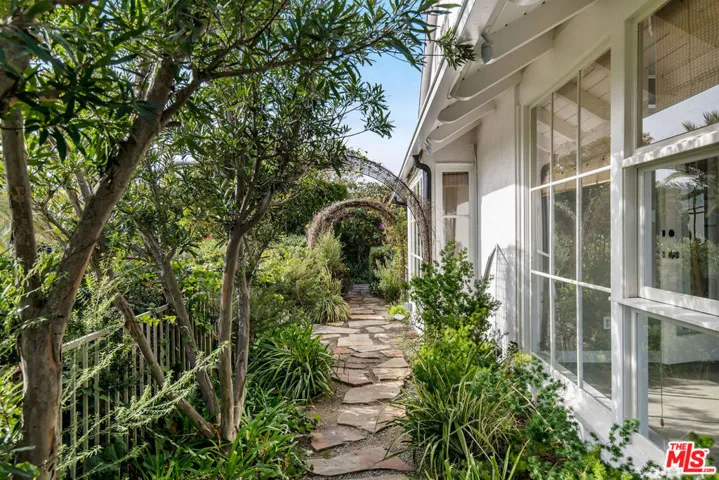 1110 Stradella Road, Los Angeles, California 90077