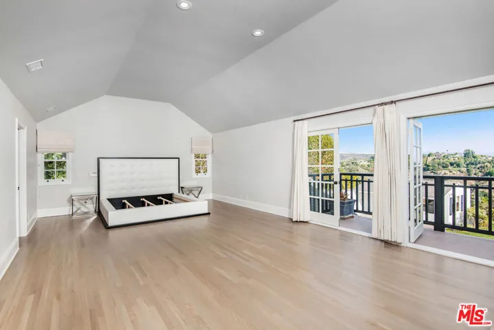 1110 Stradella Road, Los Angeles, California 90077
