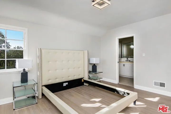1110 Stradella Road, Los Angeles, California 90077